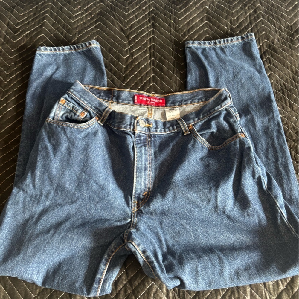 Vintage women’s Levi’s 550 size 16. Dark wash. Classic Relaxed fit. Tapered leg.